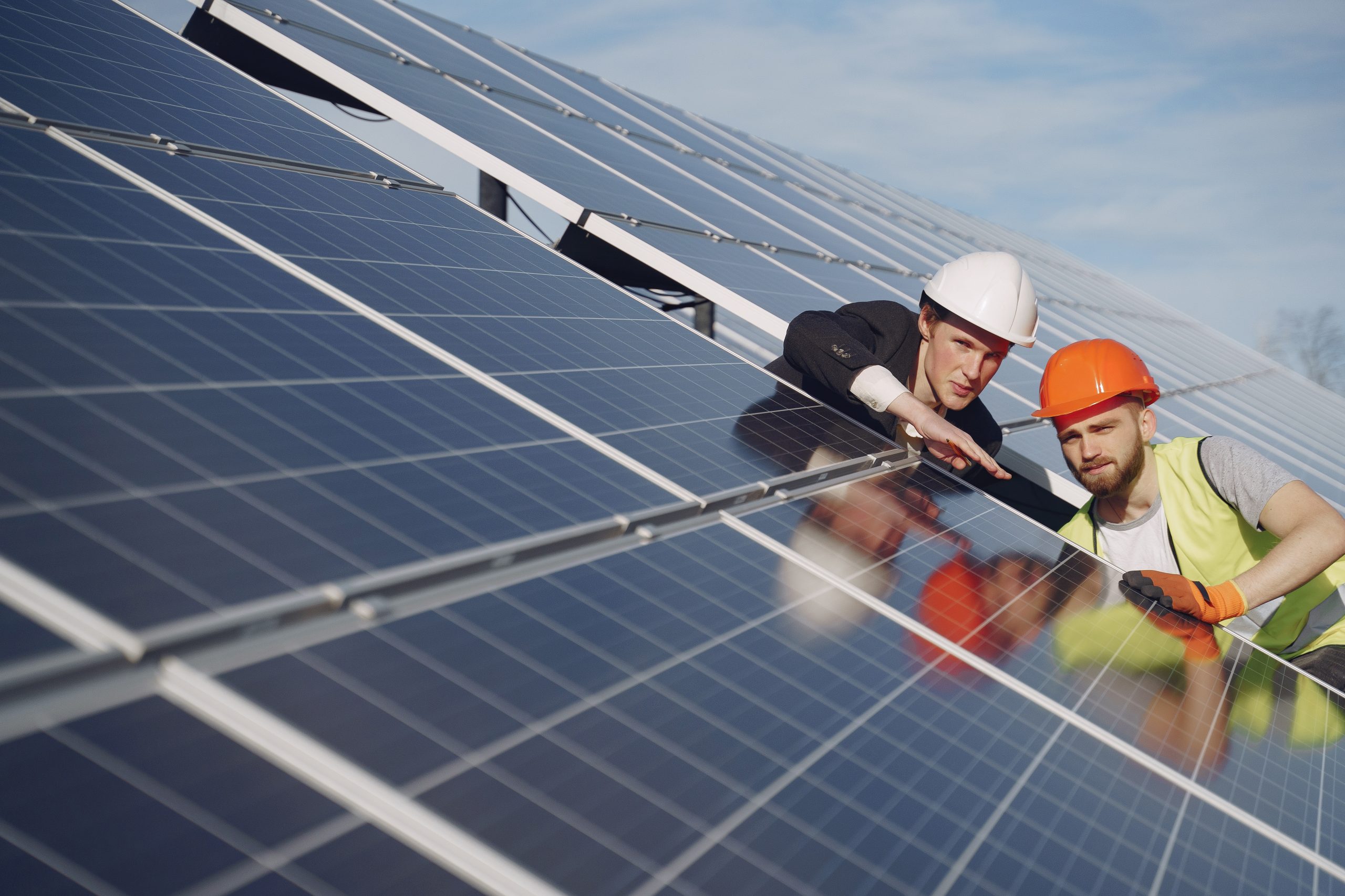 Técnicos instalando placas solares