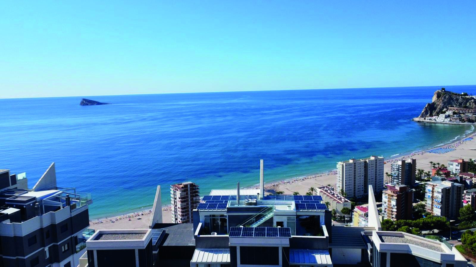 Vista de Benidorm con placas solares en una azotea