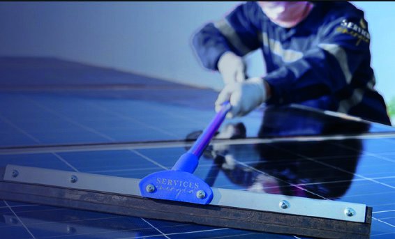 Técnico limpiando placas solares
